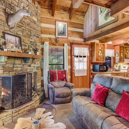 Fox Den, 2 Bedrooms, Sleeps 4, Whirlpool Tub, Deck, Yard, Hot Tub Gatlinburg Buitenkant foto