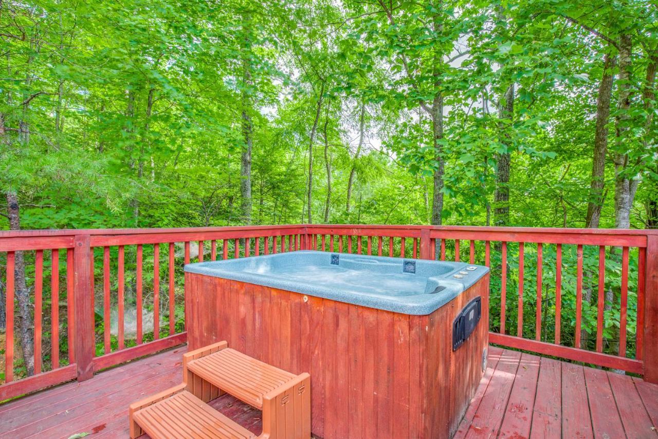 Fox Den, 2 Bedrooms, Sleeps 4, Whirlpool Tub, Deck, Yard, Hot Tub Gatlinburg Buitenkant foto