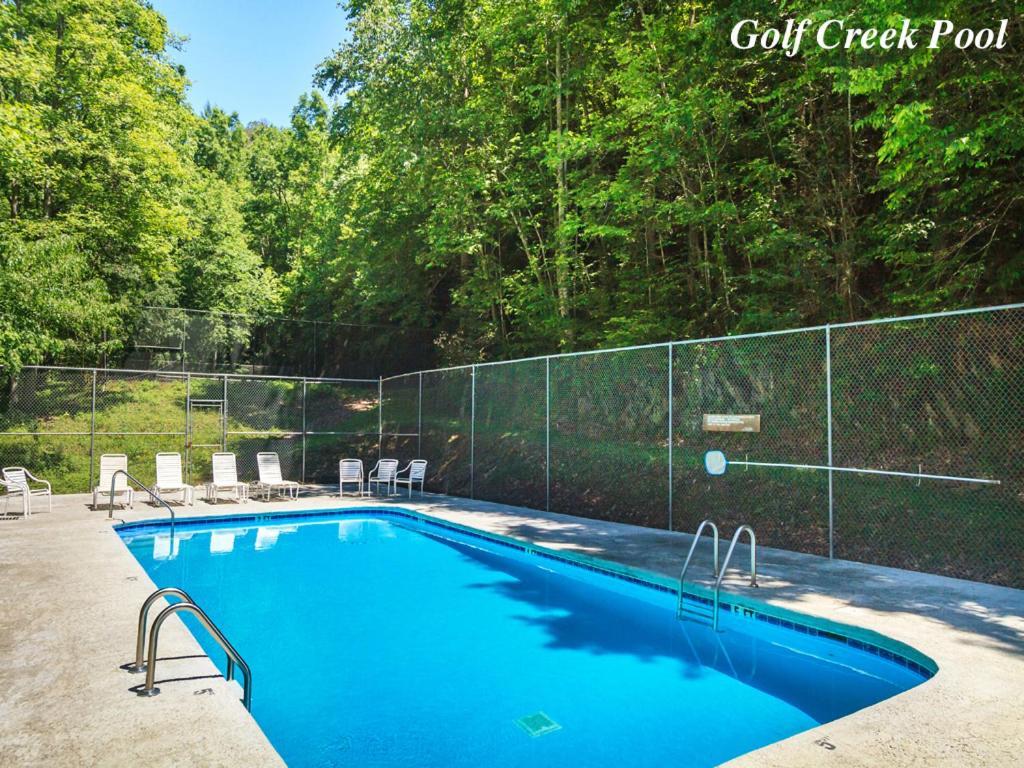 Fox Den, 2 Bedrooms, Sleeps 4, Whirlpool Tub, Deck, Yard, Hot Tub Gatlinburg Buitenkant foto