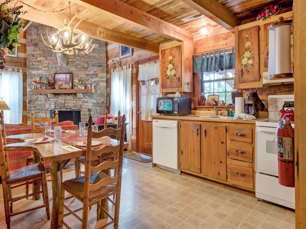 Fox Den, 2 Bedrooms, Sleeps 4, Whirlpool Tub, Deck, Yard, Hot Tub Gatlinburg Buitenkant foto