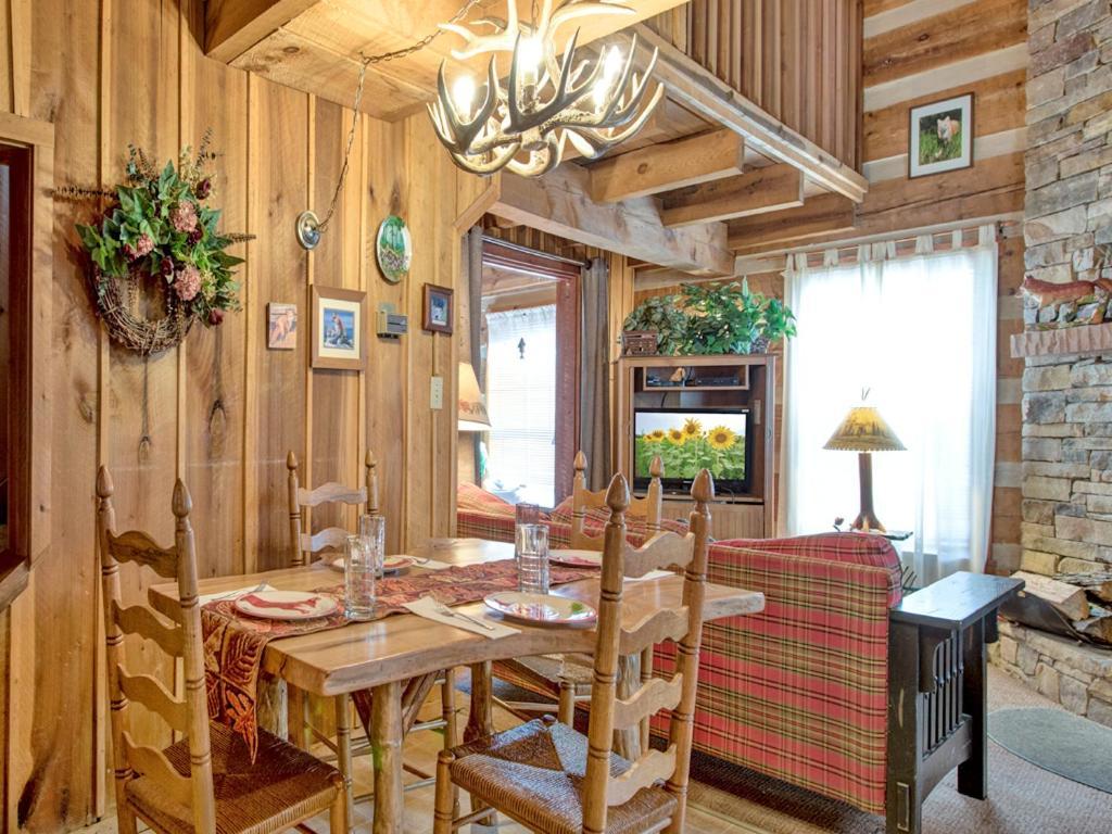 Fox Den, 2 Bedrooms, Sleeps 4, Whirlpool Tub, Deck, Yard, Hot Tub Gatlinburg Buitenkant foto