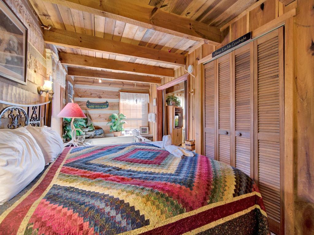 Fox Den, 2 Bedrooms, Sleeps 4, Whirlpool Tub, Deck, Yard, Hot Tub Gatlinburg Buitenkant foto