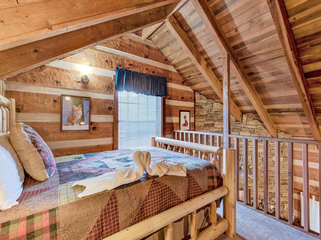 Fox Den, 2 Bedrooms, Sleeps 4, Whirlpool Tub, Deck, Yard, Hot Tub Gatlinburg Buitenkant foto