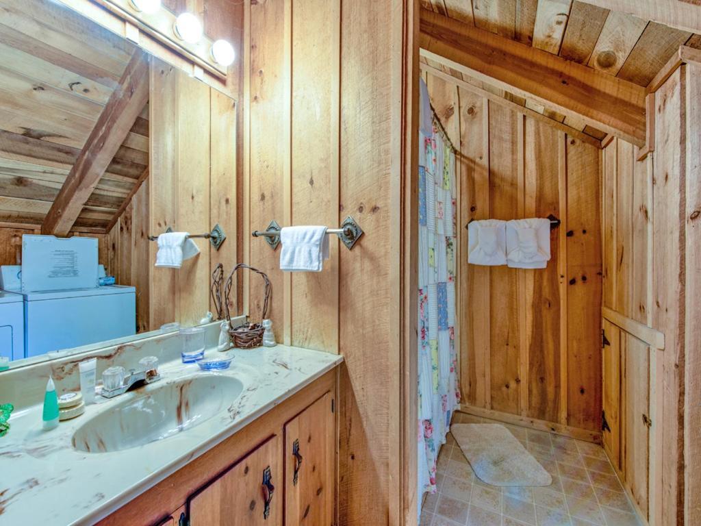 Fox Den, 2 Bedrooms, Sleeps 4, Whirlpool Tub, Deck, Yard, Hot Tub Gatlinburg Buitenkant foto