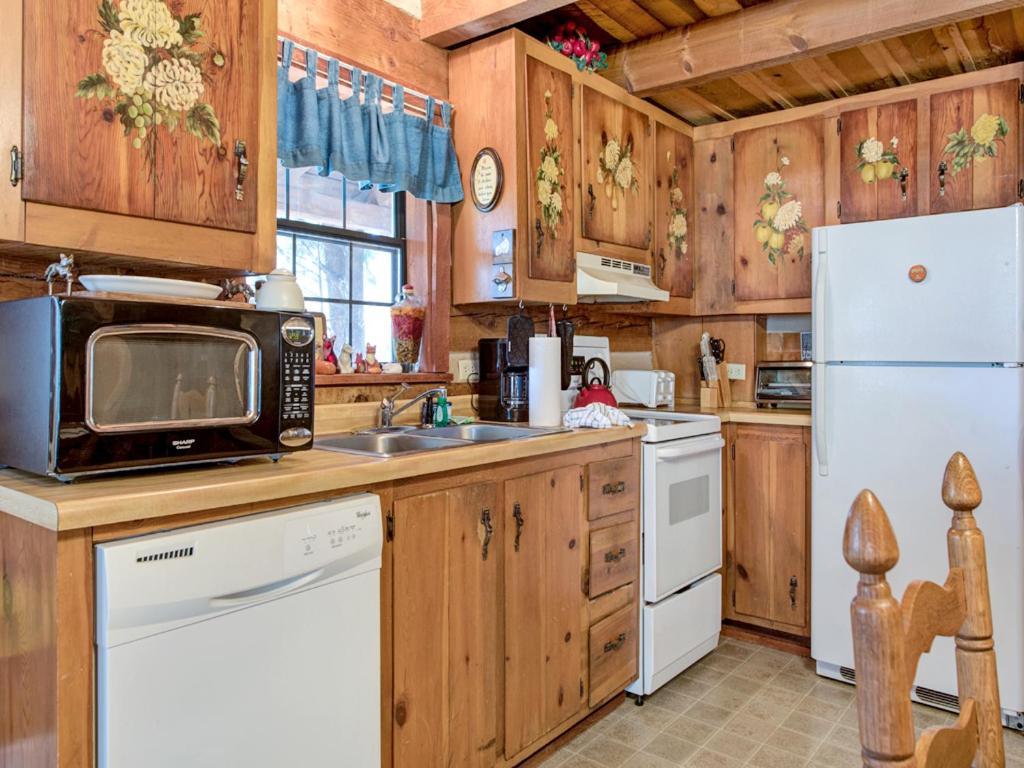 Fox Den, 2 Bedrooms, Sleeps 4, Whirlpool Tub, Deck, Yard, Hot Tub Gatlinburg Buitenkant foto