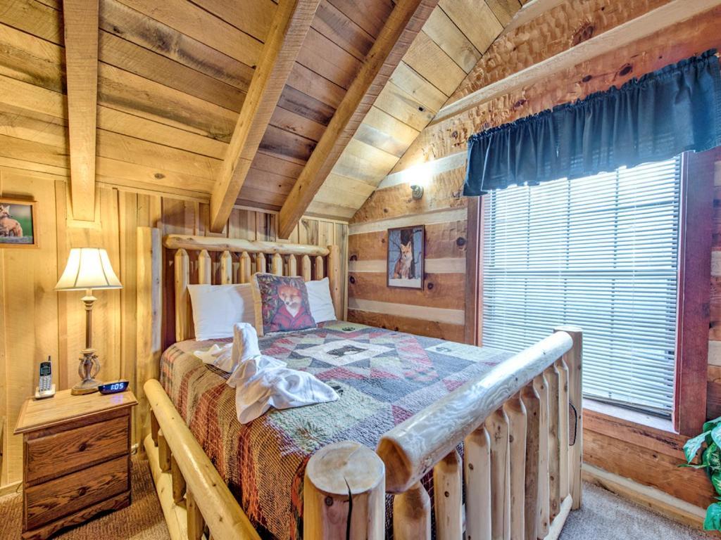 Fox Den, 2 Bedrooms, Sleeps 4, Whirlpool Tub, Deck, Yard, Hot Tub Gatlinburg Buitenkant foto