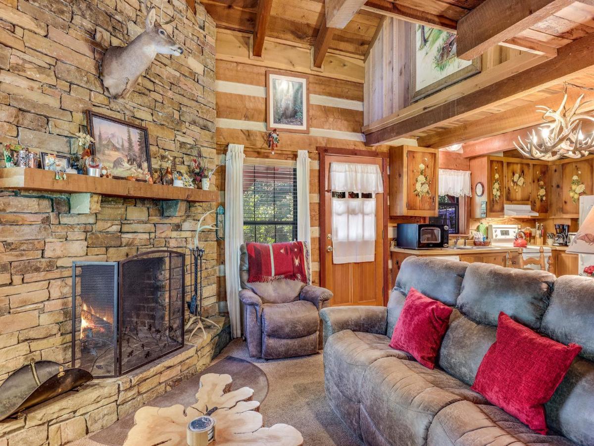 Fox Den, 2 Bedrooms, Sleeps 4, Whirlpool Tub, Deck, Yard, Hot Tub Gatlinburg Buitenkant foto