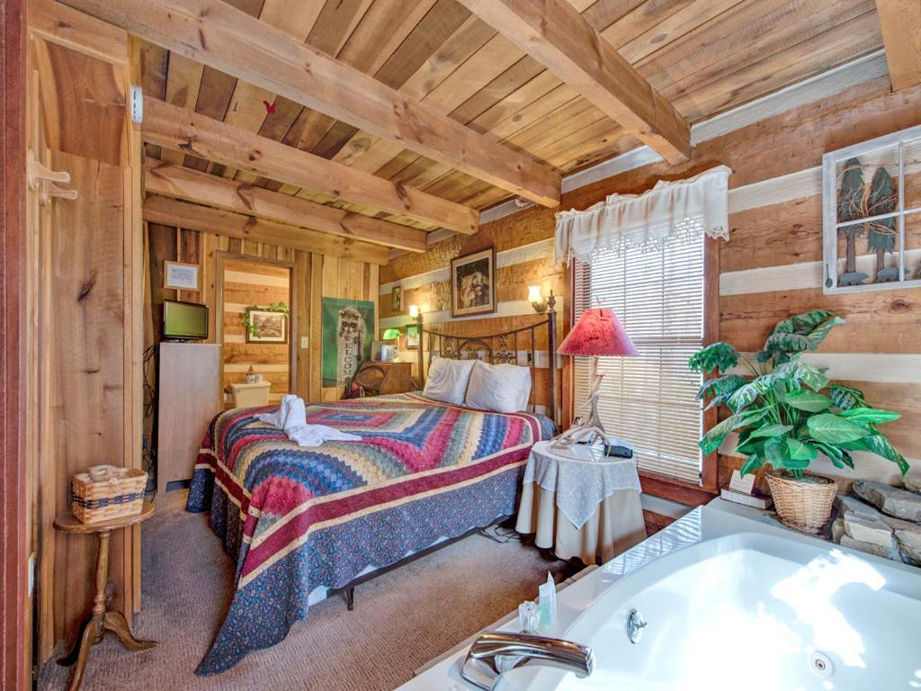 Fox Den, 2 Bedrooms, Sleeps 4, Whirlpool Tub, Deck, Yard, Hot Tub Gatlinburg Buitenkant foto