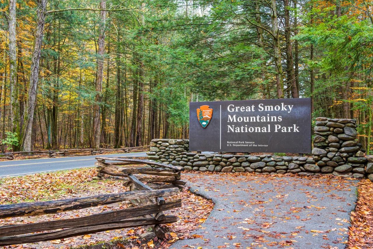 Fox Den, 2 Bedrooms, Sleeps 4, Whirlpool Tub, Deck, Yard, Hot Tub Gatlinburg Buitenkant foto