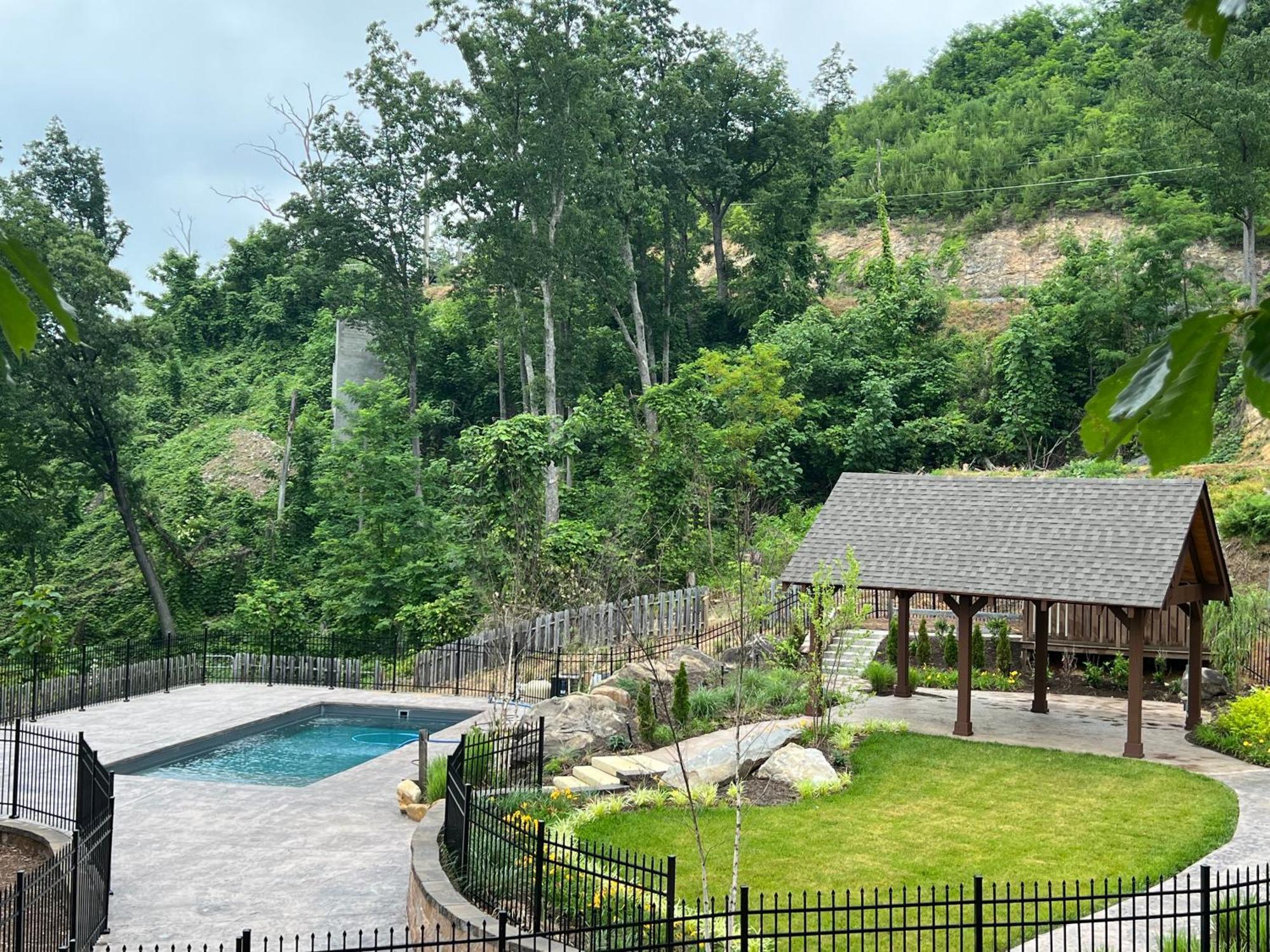 Fox Den, 2 Bedrooms, Sleeps 4, Whirlpool Tub, Deck, Yard, Hot Tub Gatlinburg Buitenkant foto
